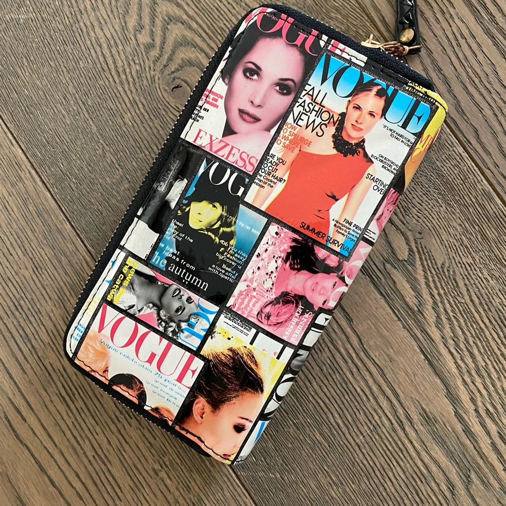 Fashion magazine clutch purse wallet. Vogue zip up wrist bag